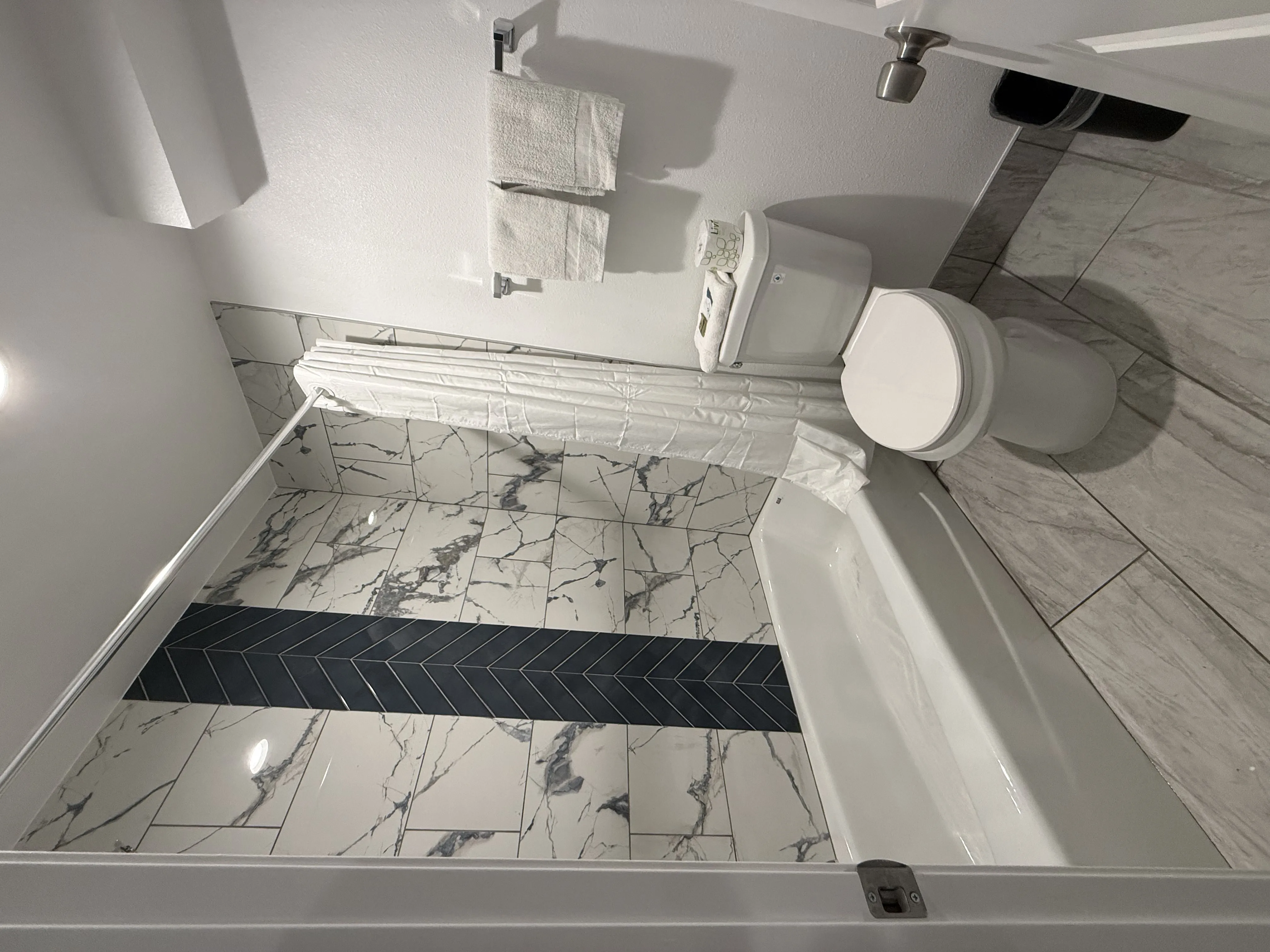 Jacuzzi Room - Image 2