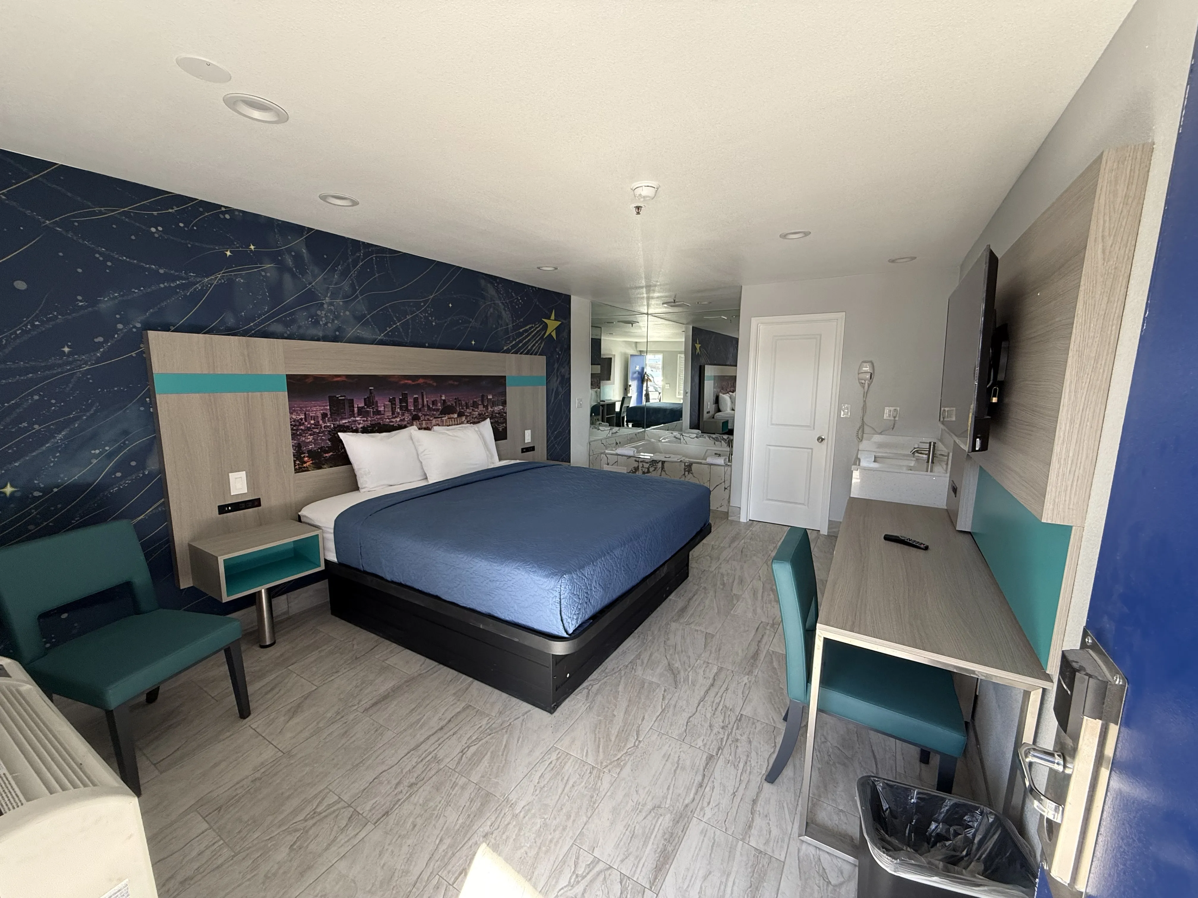 Jacuzzi Room - Image 3